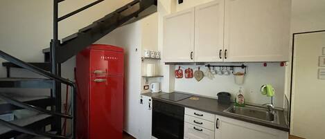 Frigorifero, forno, piano cottura, pentole/stoviglie/utensili