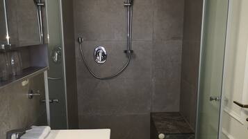 Douche, sèche-cheveux, serviettes fournies, savon