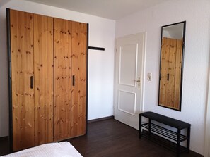 3 Schlafzimmer, Schreibtisch, schallisolierte Zimmer, kostenloses WLAN
