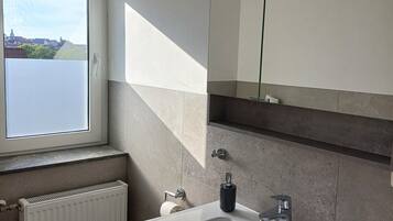Douche, sèche-cheveux, serviettes fournies, savon