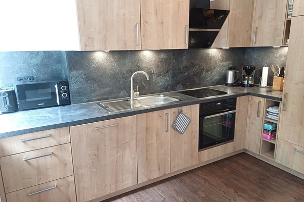 Kühlschrank, Mikrowelle, Ofen, Herdplatte