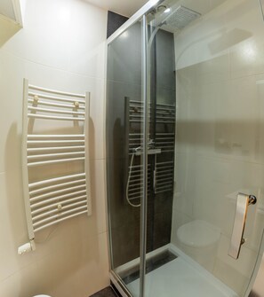 Douche, sèche-cheveux, serviettes fournies, savon