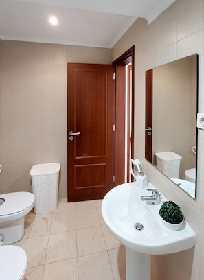 SĂšche-cheveux, serviettes fournies, shampoing, papier toilette