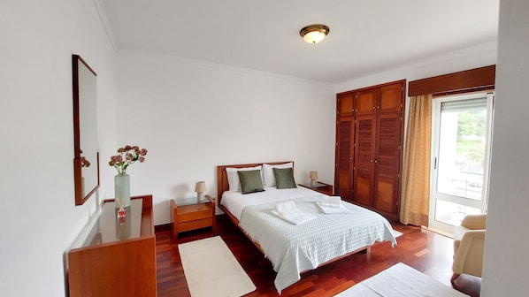 3 bedrooms, WiFi, bed sheets - By the Garden (Ponta Delgada)