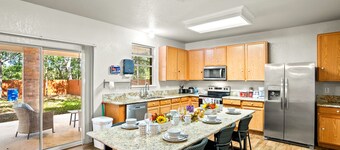 5 minutes to SixFlags and UTSA! 3BR