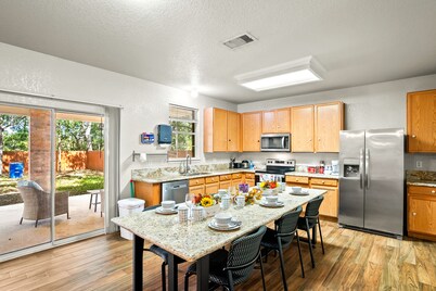 5 minutes to SixFlags and UTSA! 3BR