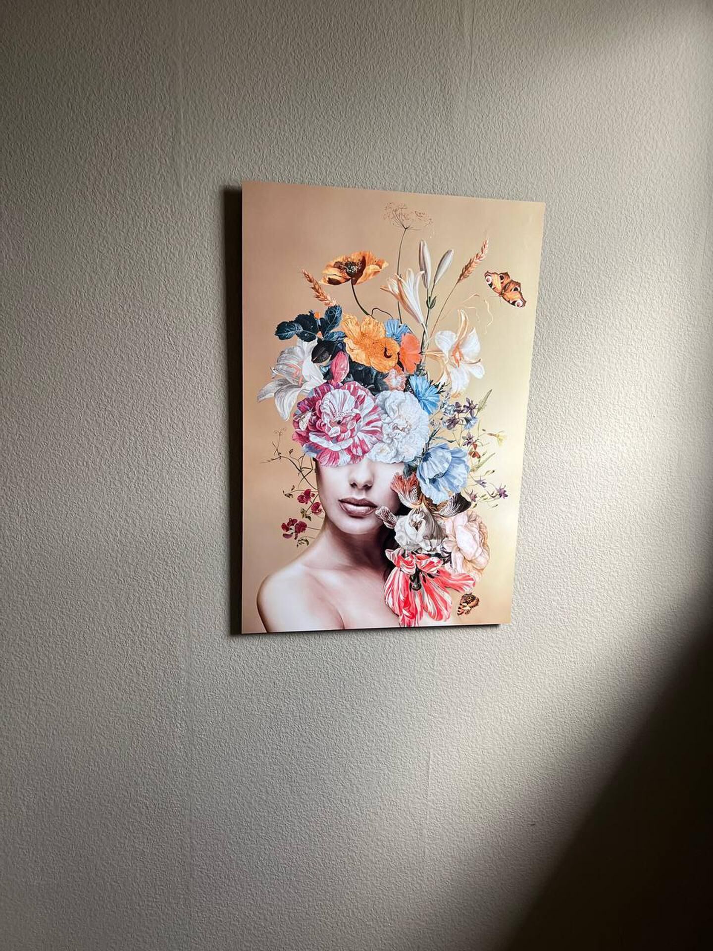 Ein gerahmtes Kunstwerk an einer strukturierten Wand.