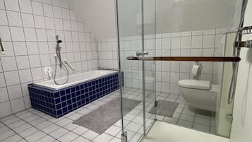 Casa | Bagno | Vasca e doccia separate, vasca da bagno a immersione totale, asciugamani