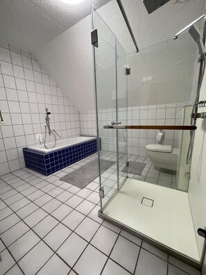 House | Bathroom | Separate tub and shower, deep soaking tub, towels - Rheinview Urbar Haus (Urbar)