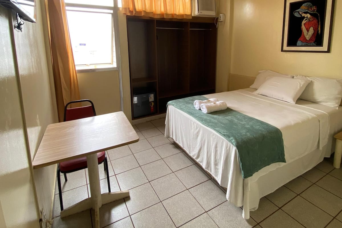 Camera Standard | Biancheria da letto ipoallergenica, minibar, una scrivania