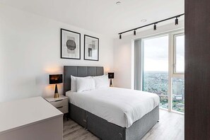 2 bedrooms, iron/ironing board, Internet, bed sheets - Modern Sky-High Flat In North Acton (London)