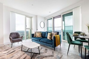 TV - Modern Sky-High Flat In North Acton (London)