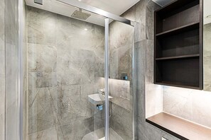 Shower, hair dryer, towels - Modern Sky-High Flat In North Acton (London)