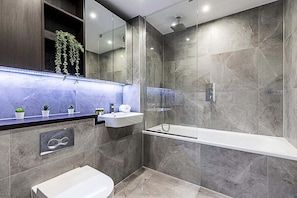 Shower, hair dryer, towels - Modern Sky-High Flat In North Acton (London)