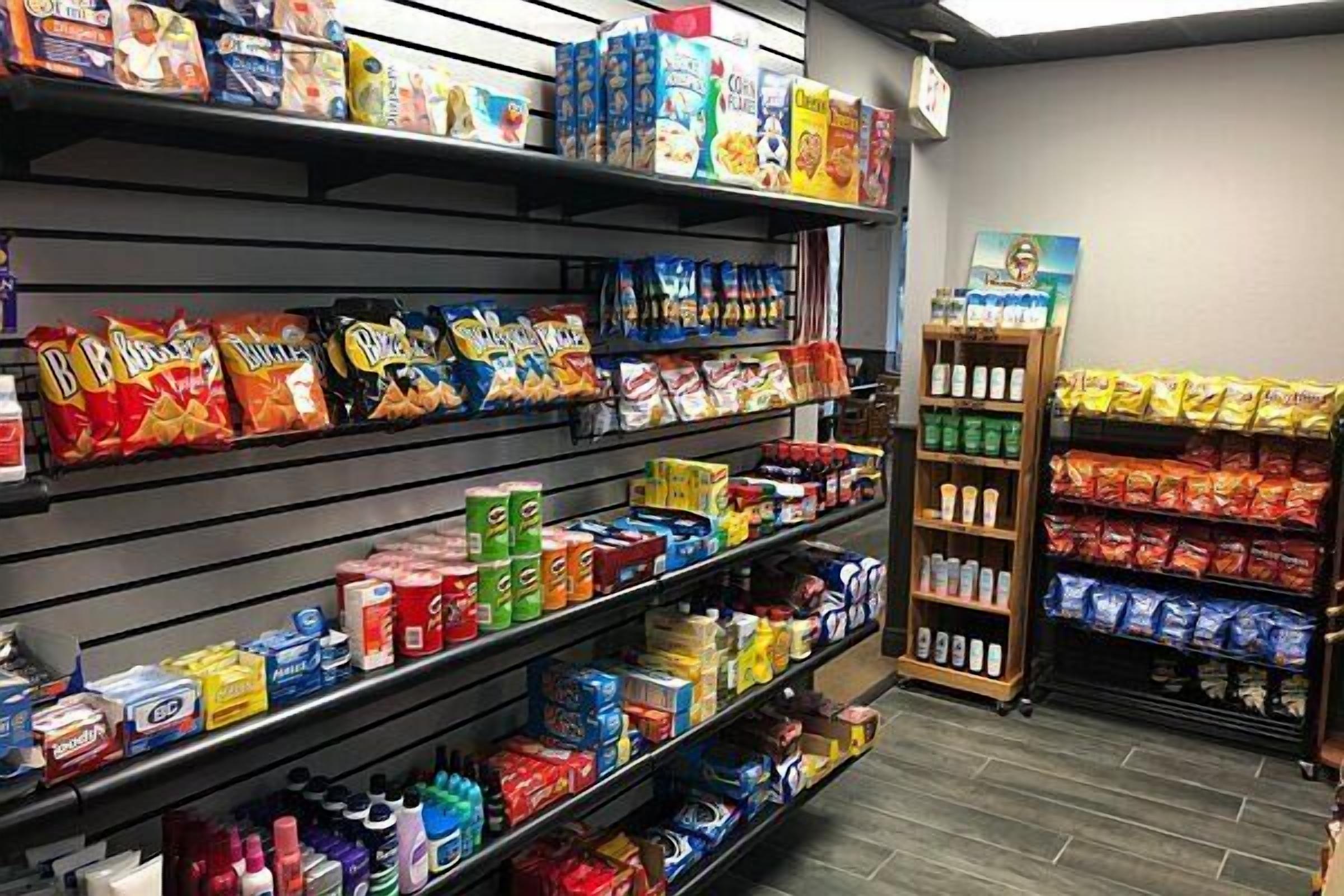 Pasillo de un supermercado con estantes llenos de diversos alimentos y bebidas.