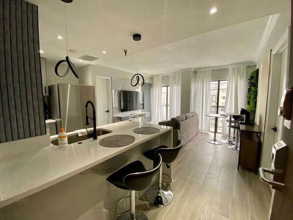 Kylskåp, mikrovågsugn, ugn och spishäll