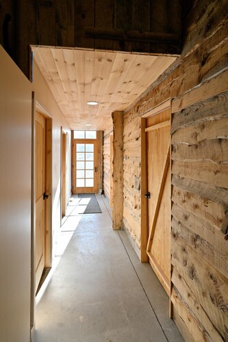 Renovated Rustic Lodge/Historic property.
Hike, fish, star gaze. w/artist studio