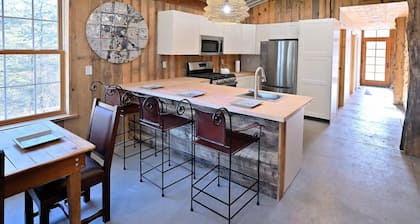 Renovated Rustic Lodge/Historic property.
Hike, fish, star gaze. w/artist studio