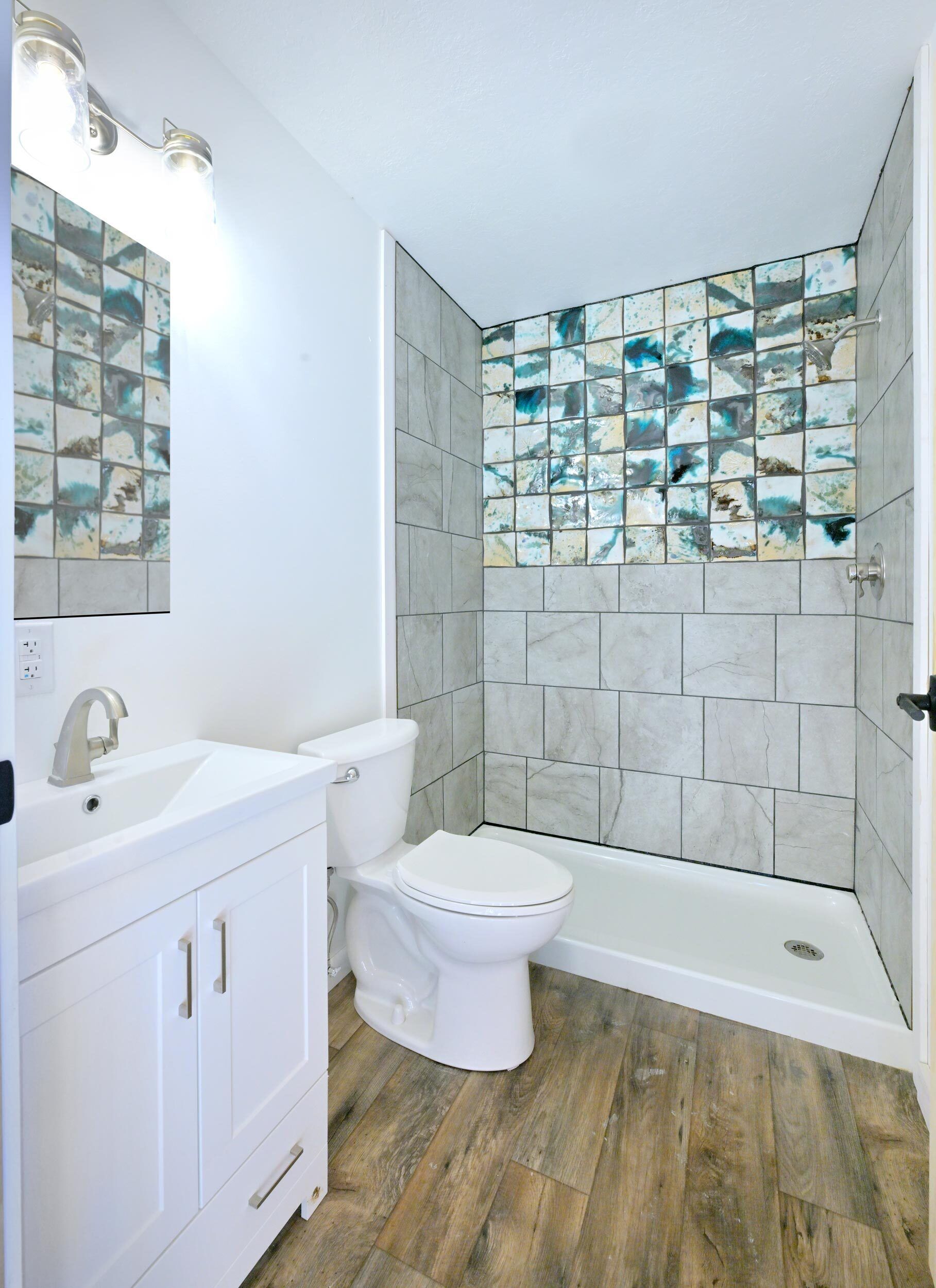 Douche, serviettes fournies, savon, shampoing