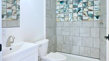 Douche, serviettes fournies, savon, shampoing