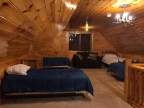 3 bedrooms, WiFi - Lions Den Getaway in the Middle of No where (Curran)
