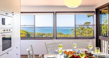 Casa Carinho, 24 Wallawa Rd - spectacular water views, pet friendly, air con and Wi-Fi