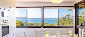 Casa Carinho, 24 Wallawa Rd - spectacular water views, pet friendly, air con and Wi-Fi