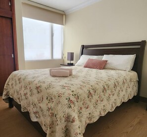 1 slaapkamer, een strijkplank/strijkijzer, wifi, beddengoed