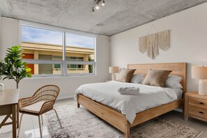2 habitaciones, escritorio y tabla de planchar con plancha
