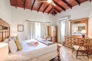 4 bedrooms, desk, iron/ironing board, WiFi