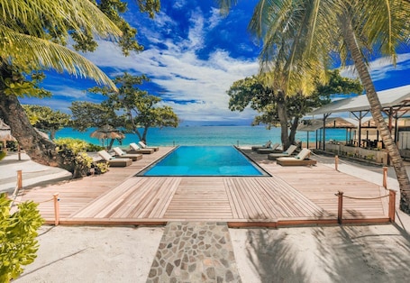 Pool. Bequia Beach Hotel - The Palm Villa