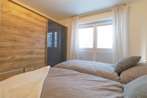 1 bedroom, travel cot, free WiFi, bed sheets