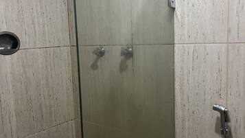 Haartrockner, Handtücher, Toilettenpapier
