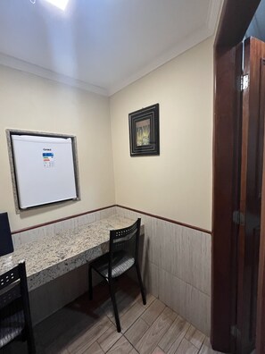 Blackout drapes, free WiFi, bed sheets - Hotel Bariloche Tijuca  (Rio de Janeiro)