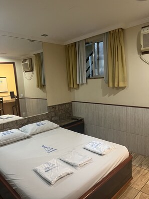 Blackout drapes, free WiFi, bed sheets - Hotel Bariloche Tijuca  (Rio de Janeiro)