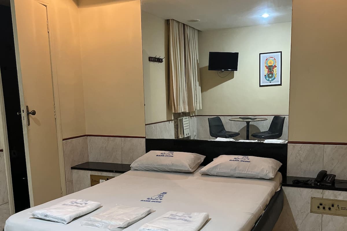 Apartamento básico | Cortinas opacas, wifi gratis, ropa de cama