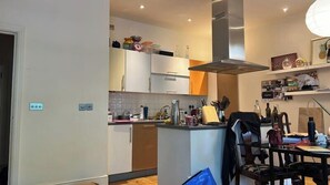 Frigorífic, forn, rentaplats i cafetera i tetera