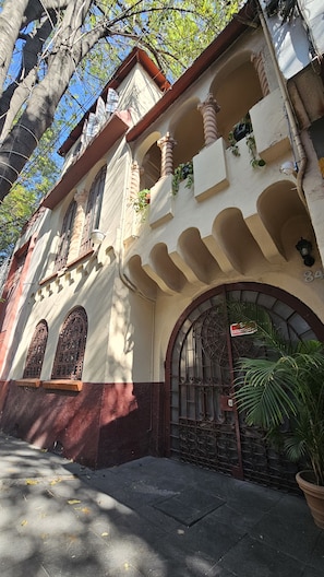 Front of property - Casa Condesa Amatlan 84 (Mexico City)
