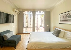 Habitación doble Deluxe, balcón, vista a la ciudad | Ropa de cama de alta calidad, edredón y camas Select Comfort
