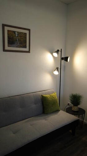 Die Wohnung bietet auf insgesamt ca. 40 qm Wohnfläche ein Wohn/Schlafzimmer mit einem Laminatboden, einer kompletten Küchenzeile mit Kühl/Gefrierkombination, und einem komplett neuen, schicken Badezimmer.