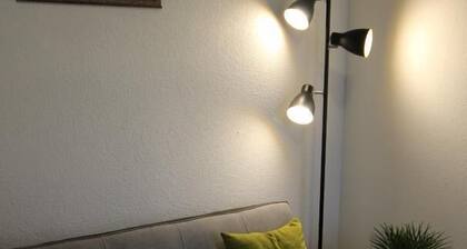 Die Wohnung bietet auf insgesamt ca. 40 qm Wohnfläche ein Wohn/Schlafzimmer mit einem Laminatboden, einer kompletten Küchenzeile mit Kühl/Gefrierkombination, und einem komplett neuen, schicken Badezimmer.