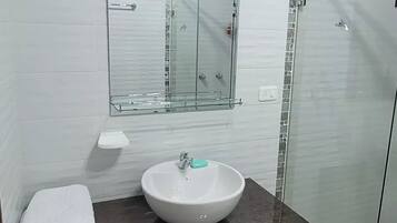 SĂšche-cheveux, serviettes fournies, savon, papier toilette