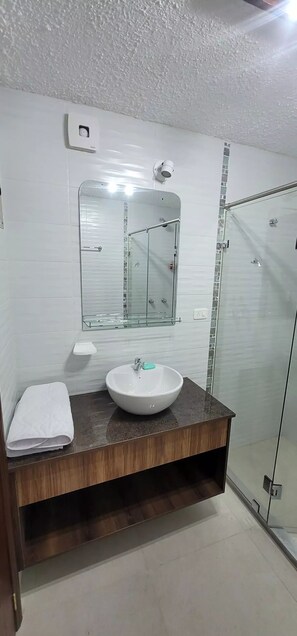 Secador de cabelo, toalhas de banho, sabonete, papel higiênico