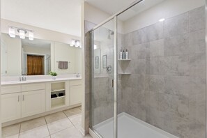 Een douche, een haardroger, handdoeken, zeep