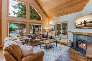 Smart TV, fireplace, video games, DVD player - COZY-A-Frame Mountain Getaway!Easy Access/HotTub-GmRm-Winter - Sun Fun (Cle Elum)