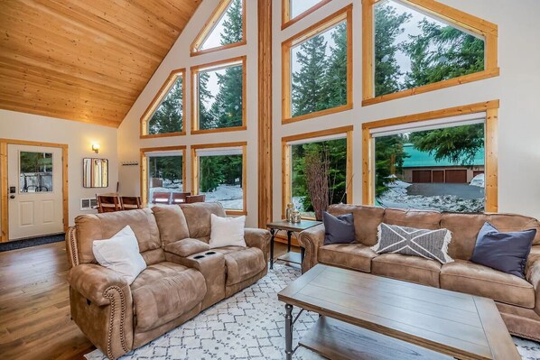 Smart TV, fireplace, video games, DVD player - COZY-A-Frame Mountain Getaway!Easy Access/HotTub-GmRm-Winter - Sun Fun (Cle Elum)