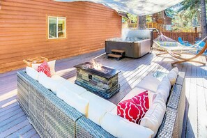 Terrace/patio - COZY-A-Frame Mountain Getaway!Easy Access/HotTub-GmRm-Winter - Sun Fun (Cle Elum)