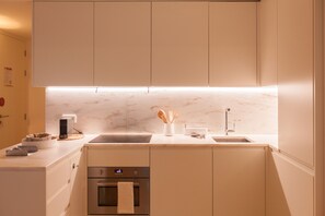 Réfrigérateur, four à micro-ondes, un four, lave-vaisselle