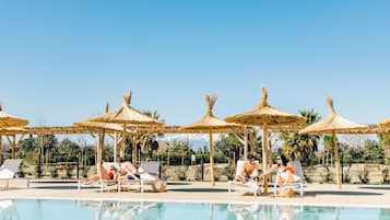 Piscine extérieure (ouverte en saison), chaises longues