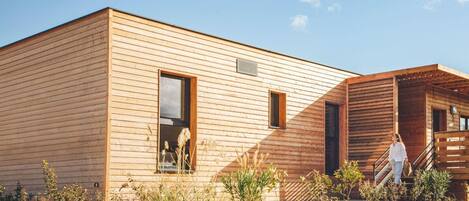 Vista frontal de la propiedad